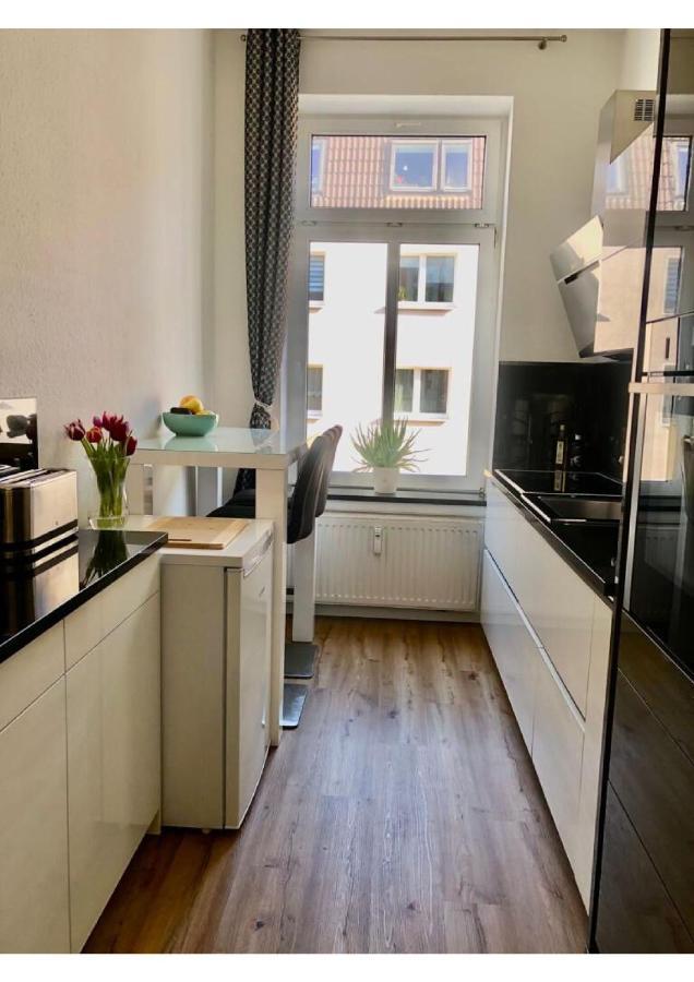 Attraktive Wohnung Mit Balkon Zum Gruenen Hinterhof Schwerin  Extérieur photo