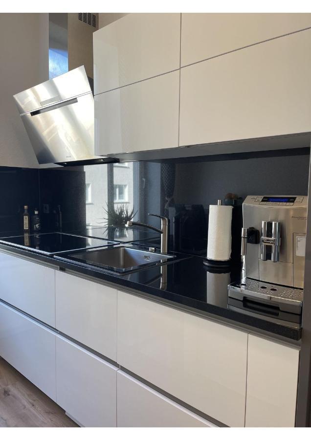 Attraktive Wohnung Mit Balkon Zum Gruenen Hinterhof Schwerin  Extérieur photo