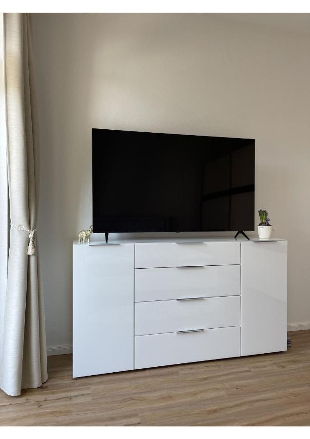 Attraktive Wohnung Mit Balkon Zum Gruenen Hinterhof Schwerin  Extérieur photo